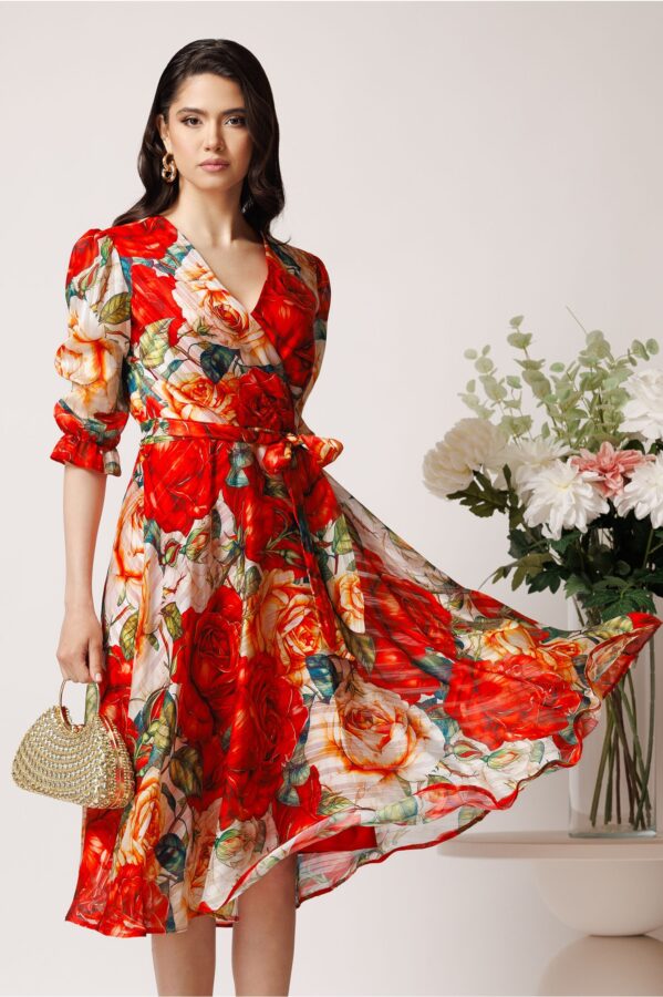 Rochie midi rosie cu trandafiri din voal in clos cu cordon in talie