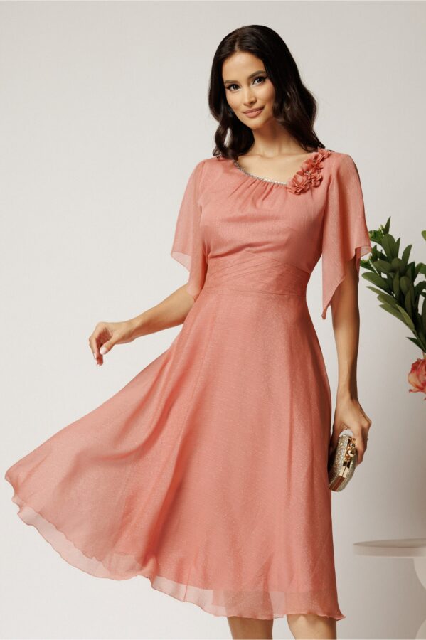 Rochie midi roz din voal in clos cu insertii din fir lurex si flori la decolteu