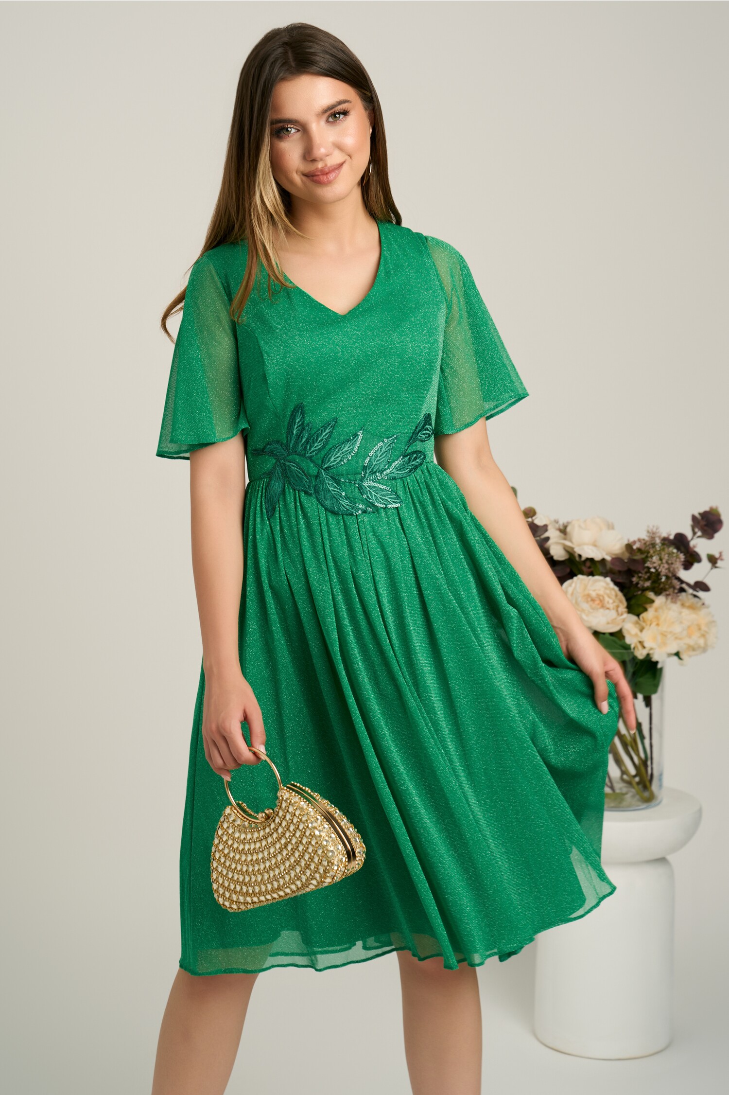 Rochie midi verde din voal in clos cu glitter si broderie in talie