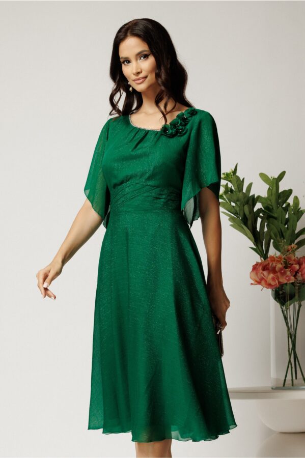 Rochie midi verde din voal in clos cu insertii din fir lurex si flori la decolteu