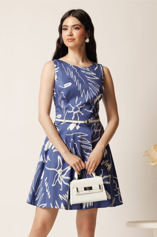 Rochie scurta bleumarin in clos cu imprimeuri albe si curea in talie