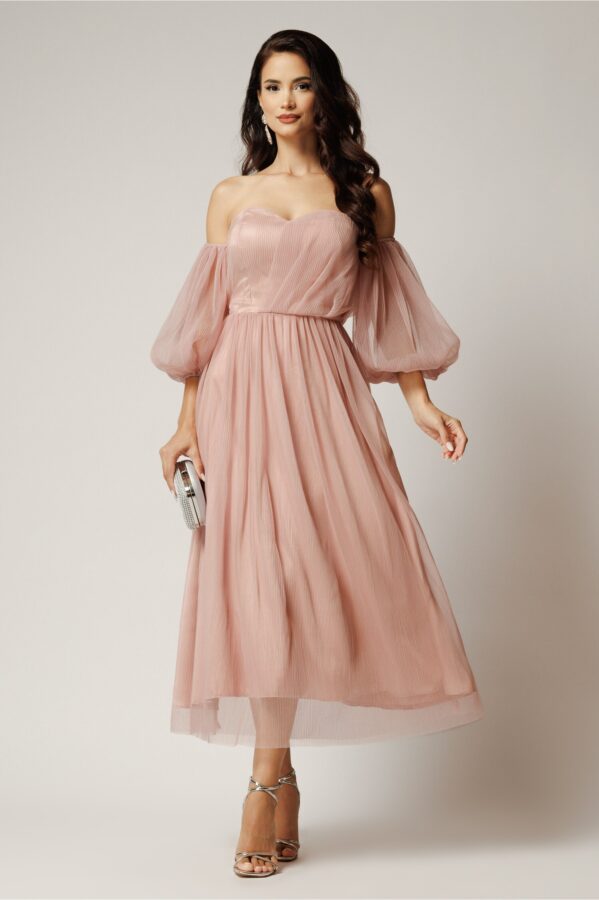 Rochie Luna lunga roz din voal plisat in clos cu umeri goi si maneci bufante