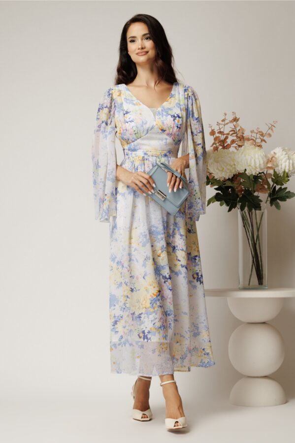 Rochie lunga alba din voal creponat in clos cu imprimeu bleu si maneci despicate