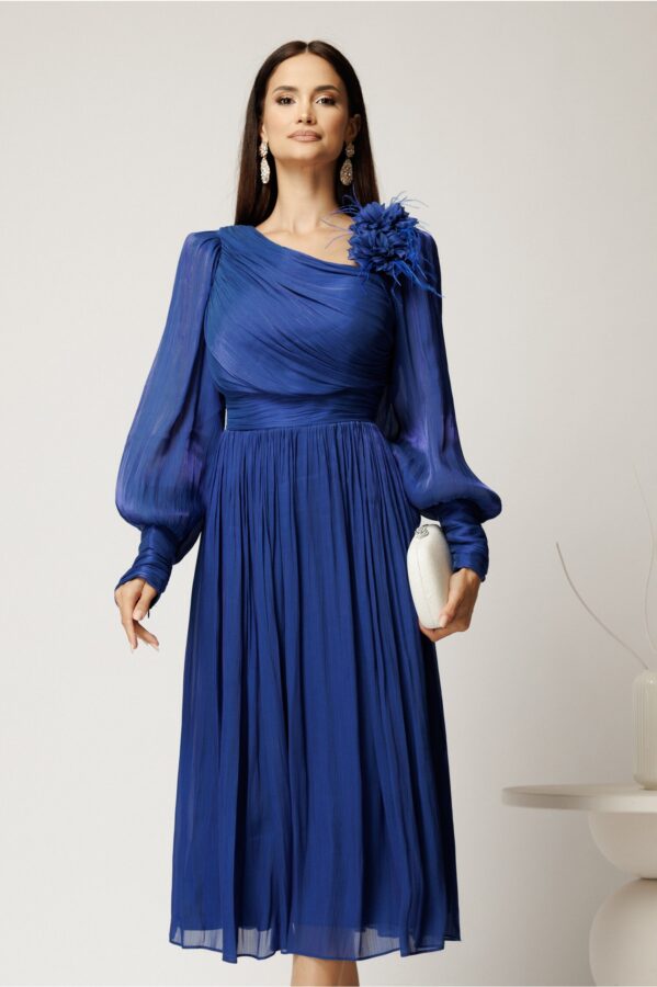 Rochie midi albastra din voal satinat in clos cu floare pe umar