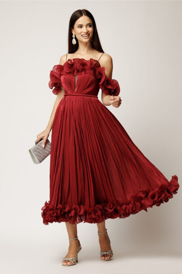 Rochie midi bordo in clos din voal satinat cu volanase la bust si la baza