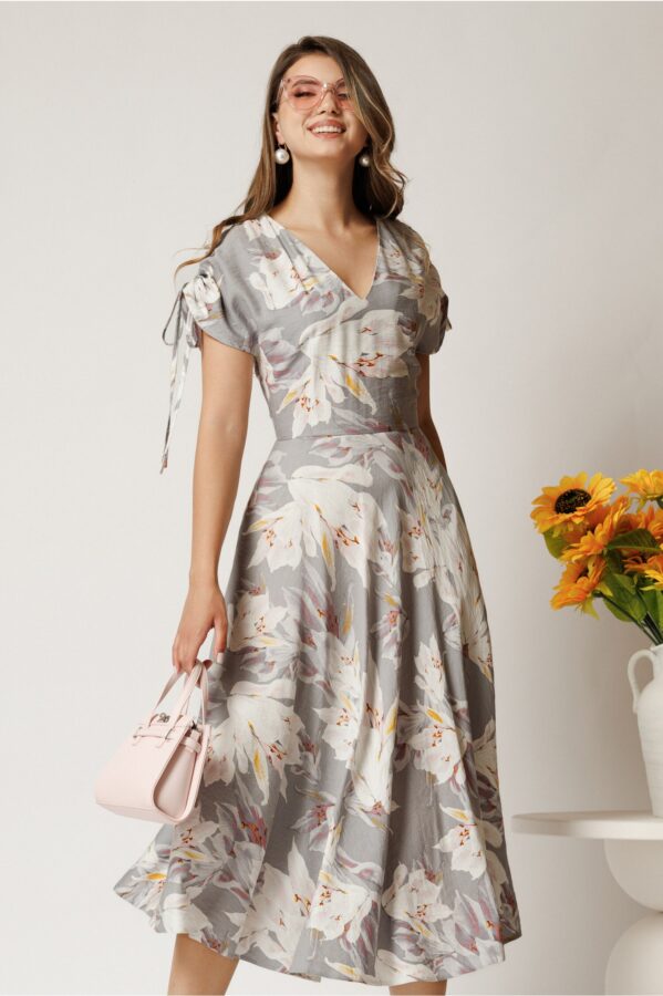 Rochie midi gri din viscoza cu flori albe in clos cu maneci scurte