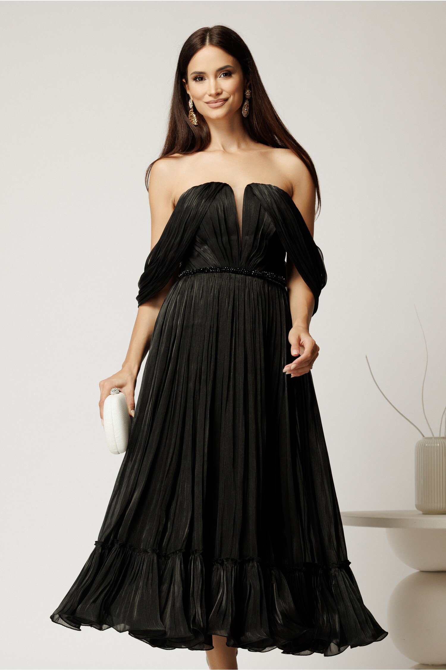 Rochie midi neagra in clos din voal satinat cu aplicatii cazute pe umeri