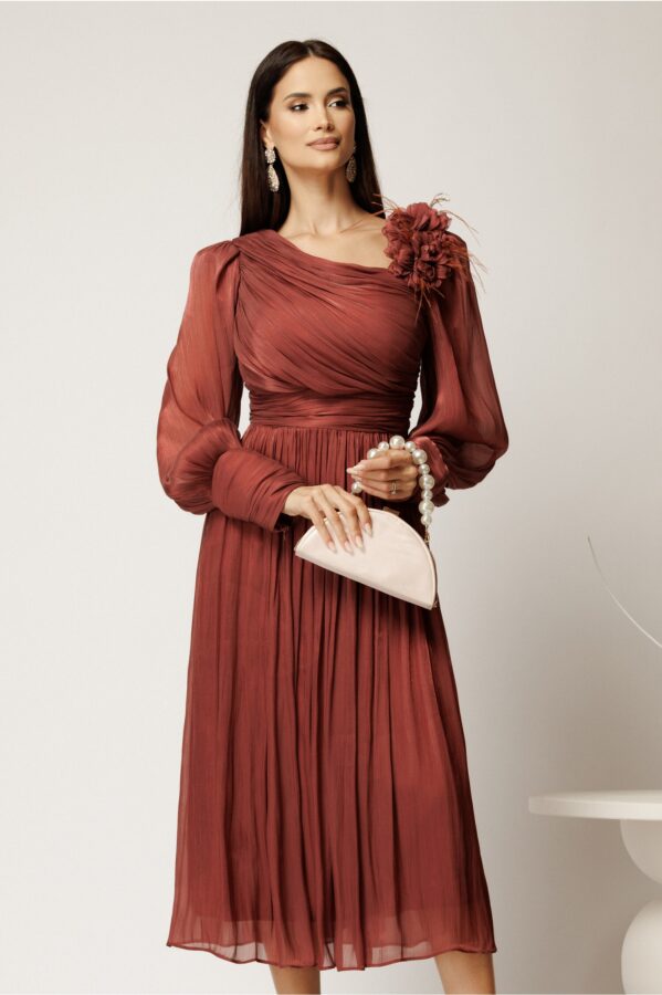 Rochie midi roz coniac din voal satinat in clos cu floare pe umar