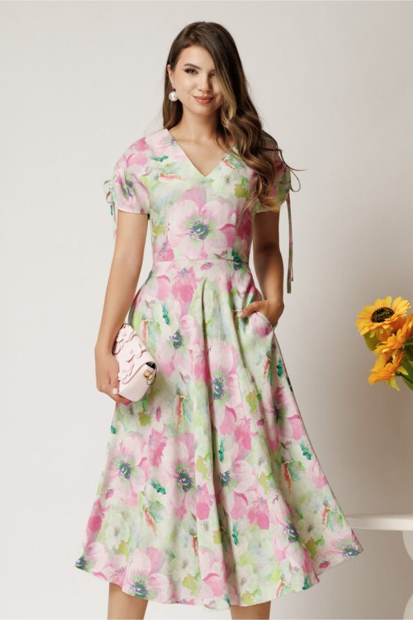 Rochie midi verde din viscoza cu flori roz in clos cu maneci scurte
