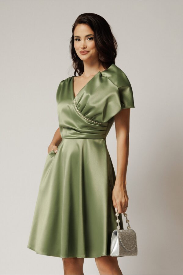 Rochie midi verde fistic din tafta in clos cu funda si perle la bust