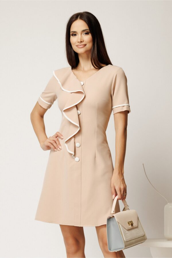 Rochie scurta bej din bumbac cu croi cambrat, nasturi decorativi si volan