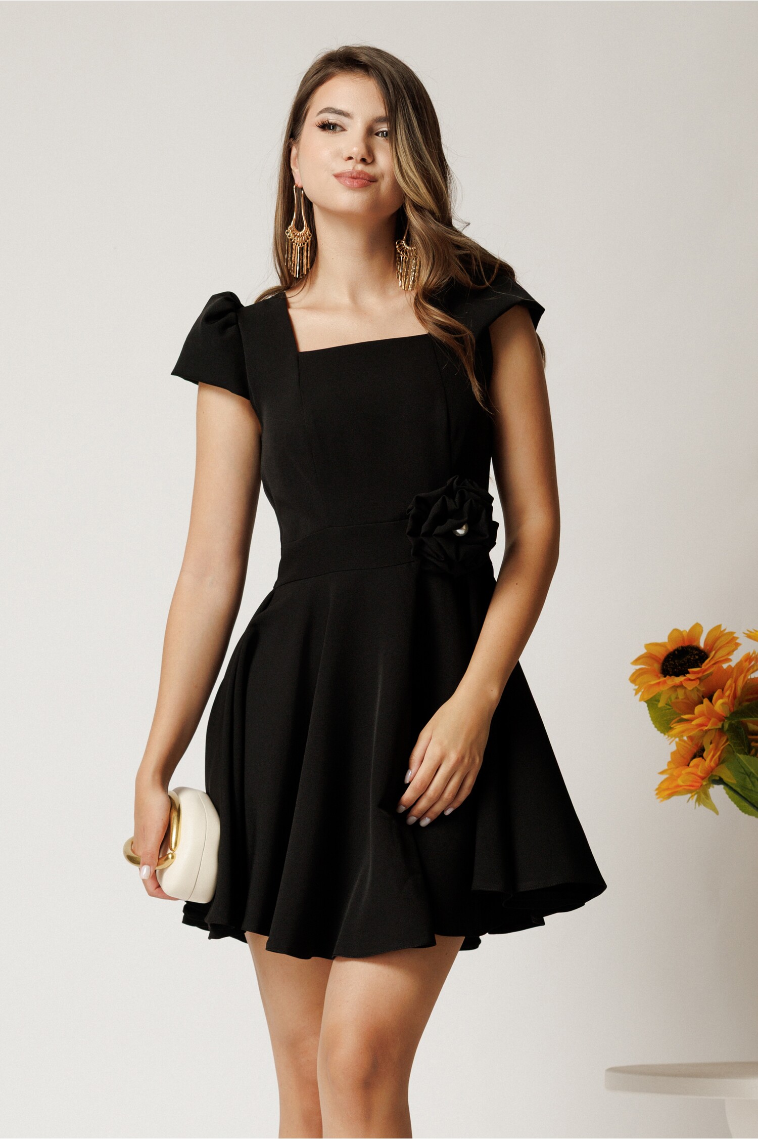 Rochie scurta neagra din stofa in clos cu floare in talie