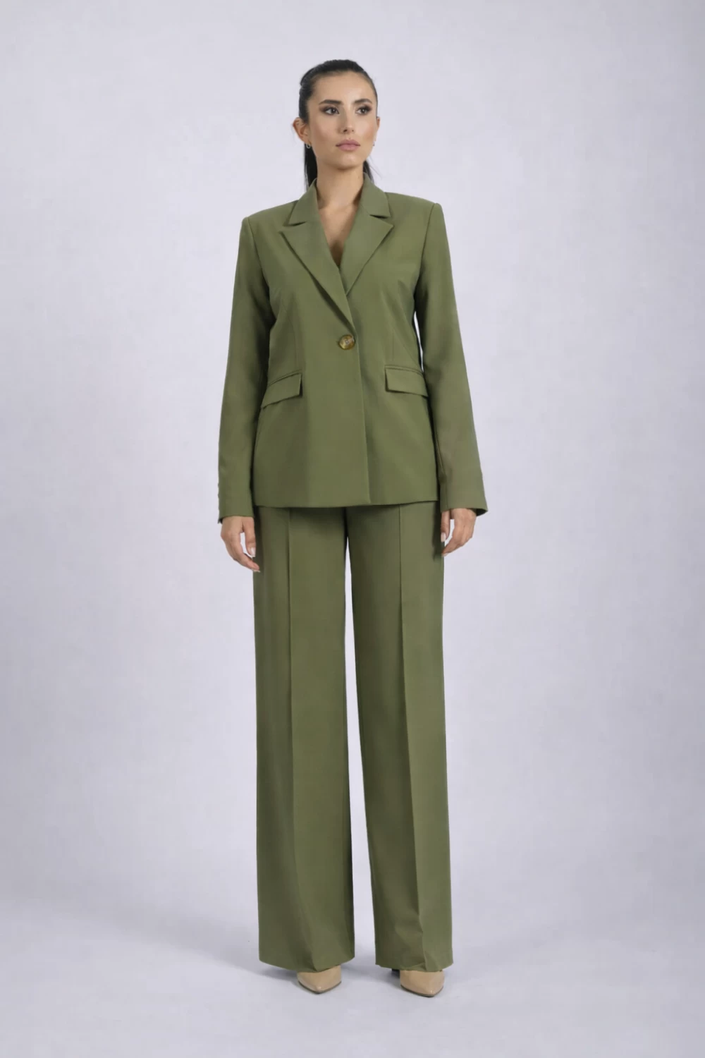 Compleu elegant kaki cu pantaloni largi si sacou drept cu inchidere la doi nasturi