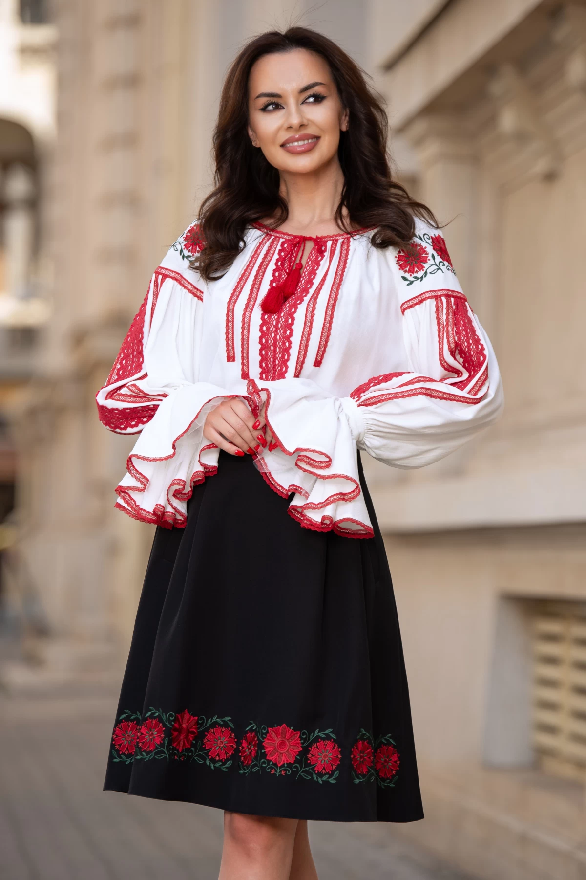 bluza-tip-ie-alba-cu-motive-traditionale-florale-rosii_92622.webp