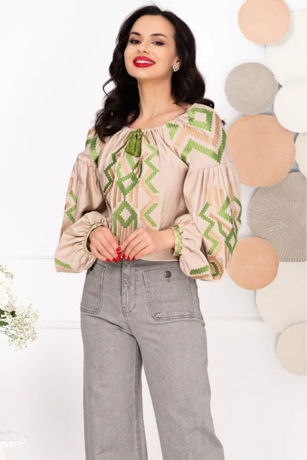 bluza-traditionala-bej-din-vascoza-cu-broderie-verde_94752.webp