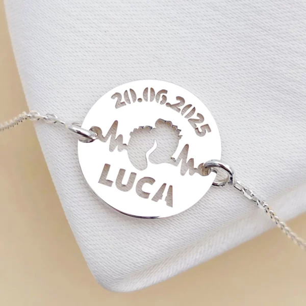 bratara-banut-personalizata-decupaj-nume-simbol-bataiat-inimii-cu-picioruse-si-data-banut-de-15-mm-cu-lantisor-argint-925-119930-4.webp