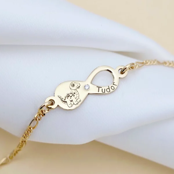 bratara-personalizata-cu-simbolul-infinitului-dinozaur-si-nume-diamant-natural-argint-925-placat-cu-aur-galben-18k-cu-lantisor-fata-baiat-108006-4.webp