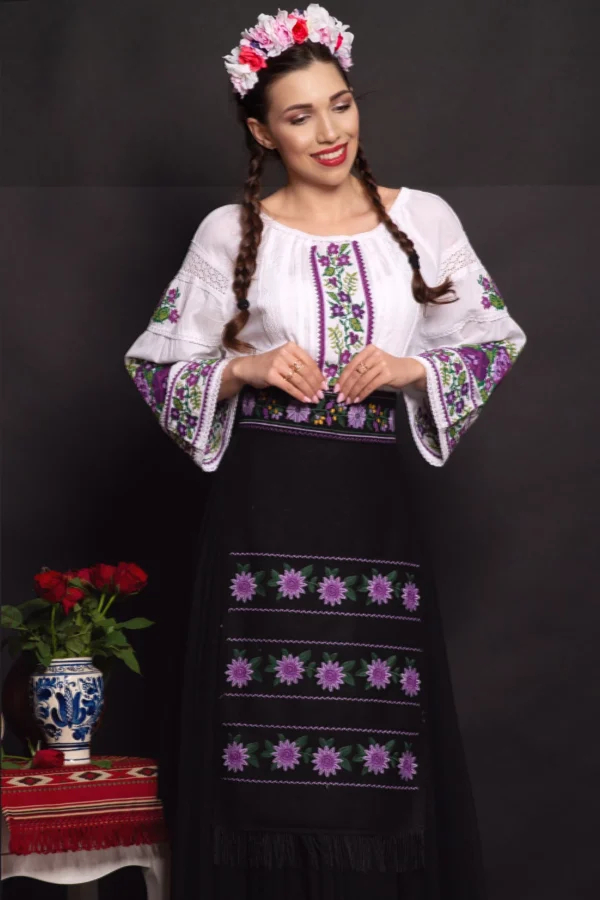 fota-traditionala-viorela-cu-franjuri-si-broderie-florala-mov_90770.webp