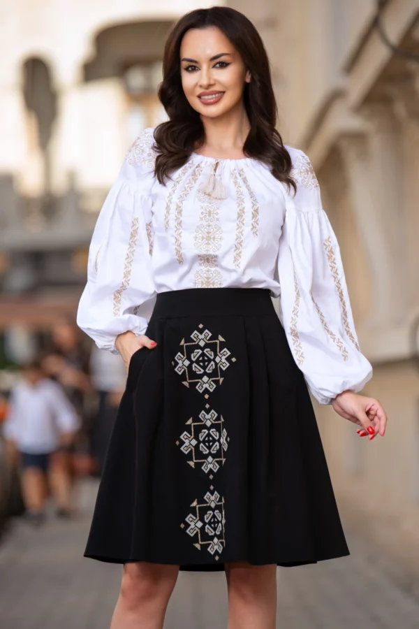 fusta-dama-neagra-in-clos-cu-broderie-aurie-traditionala_92612.webp