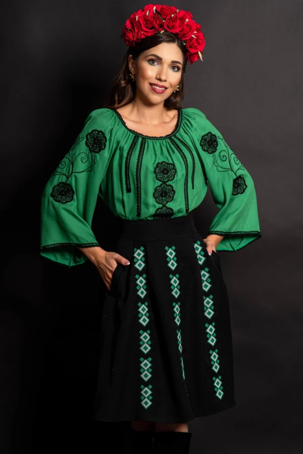 fusta-traditionala-neagra-in-clos-cu-broderie-verde-si-motivul-rombului_93797.webp