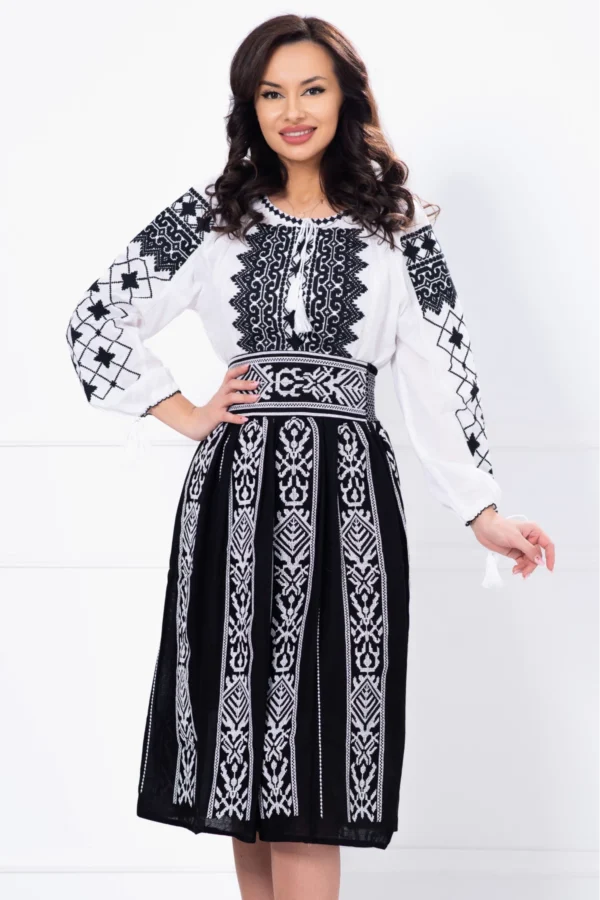 ie-dama-traditionala-filofteia-cu-broderie-neagra-cu-simbolul-crucii_88833.webp