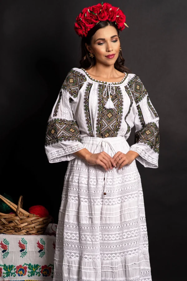 ie-olteneasca-clara-din-bumbac-brodata-cu-simbolul-rombului_94302.webp