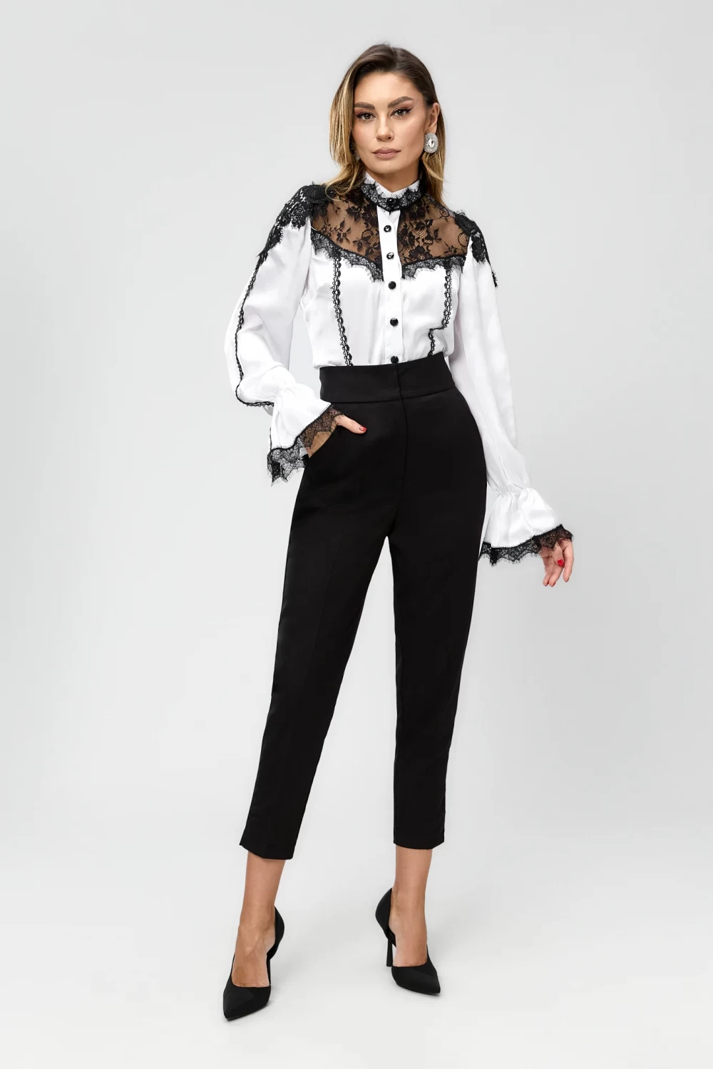 pantaloni-conici-cu-talie-inalta_13989.webp