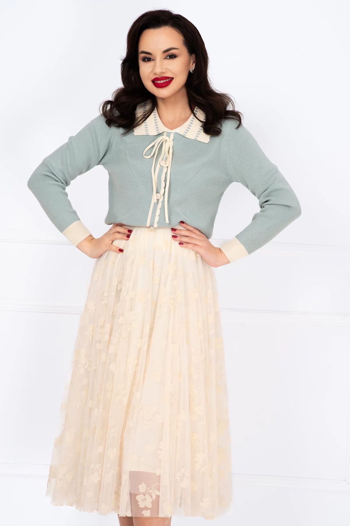pulover-dama-bleu-din-tricot-talia-cu-guler-ondulat-si-nasturi-decorativi_93554.webp