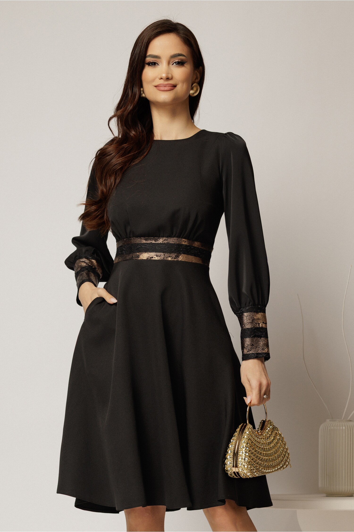 rochie-neagra-clos-cu-insertii-aurii-si-dantela-1446286-1143490-4.jpeg