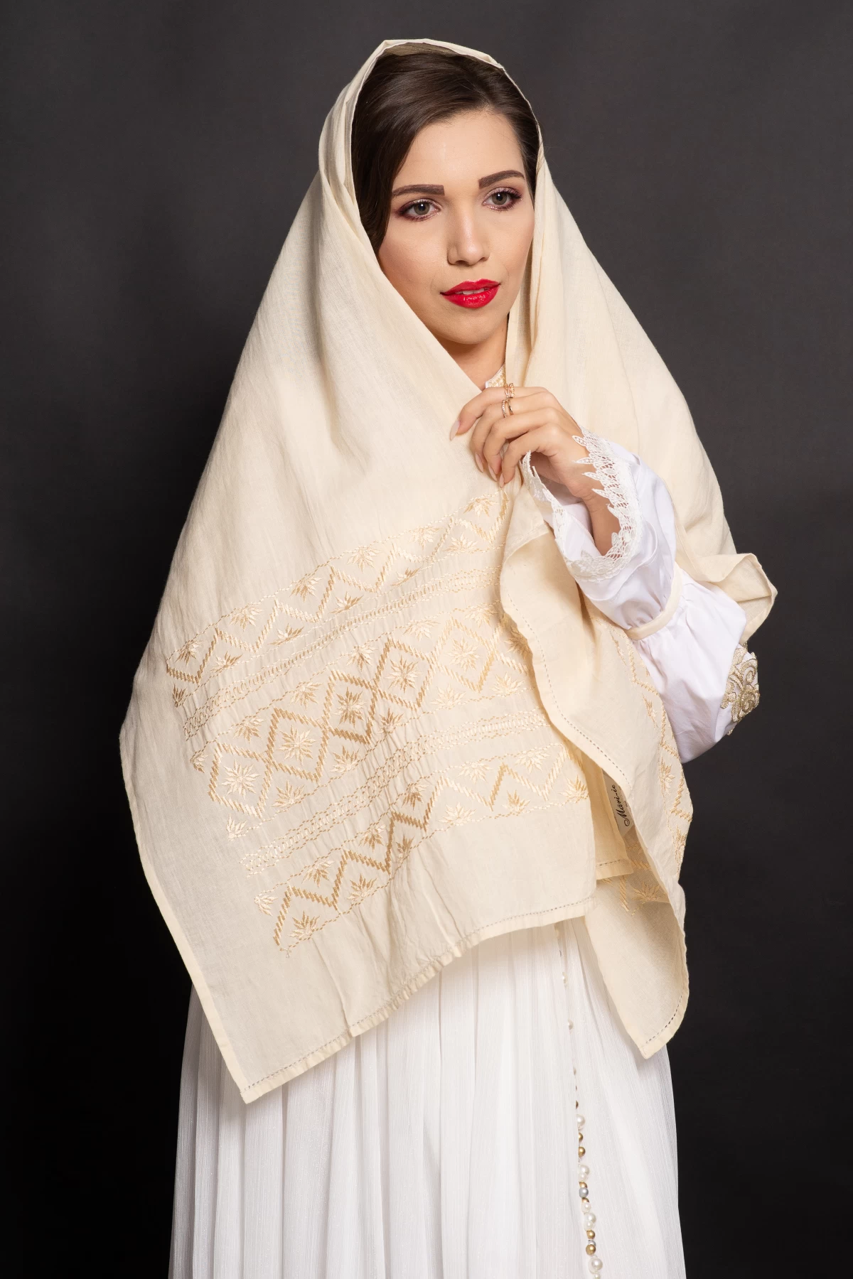esarfa-traditionala-crem-din-bumbac-cu-broderie-inspirata-din-portul-popular_88538.webp