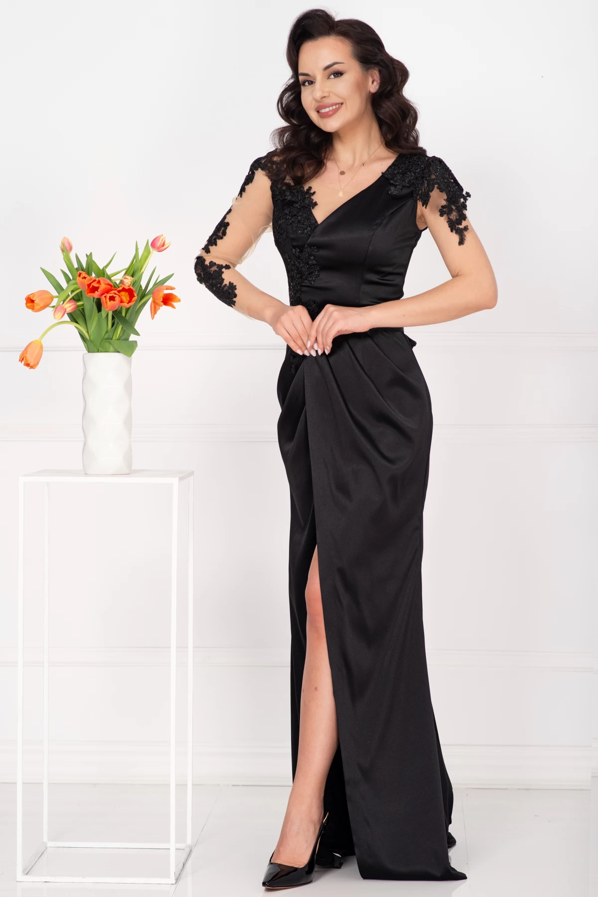 rochie-de-seara-neagra-din-tafta-subtire-tania-cu-broderie-aplicata_95474.webp