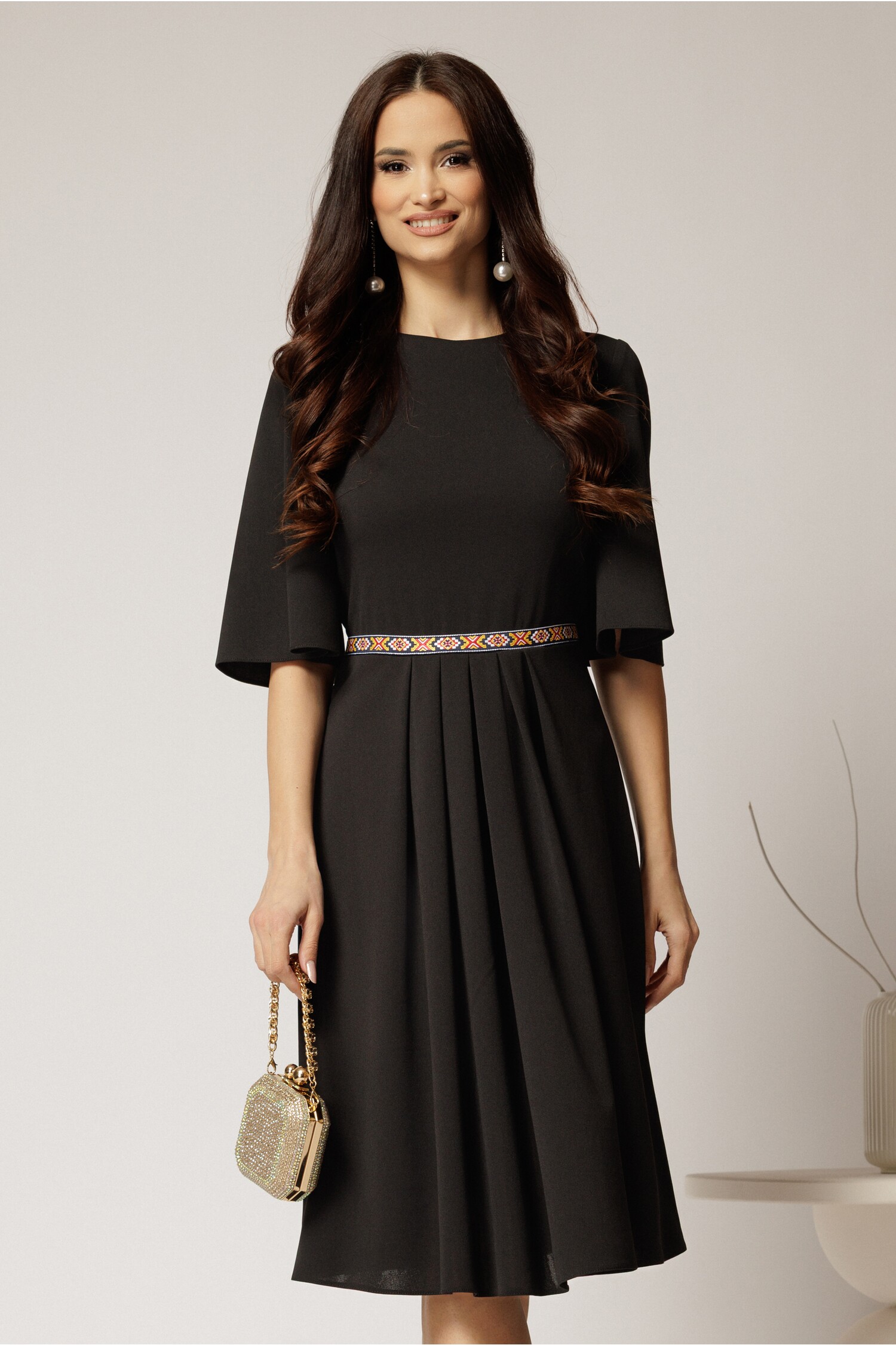 rochie-dy-fashion-neagra-din-crep-cu-pliuri-pe-fusta-si-banda-in-talie-1434643-1140526-4.jpeg